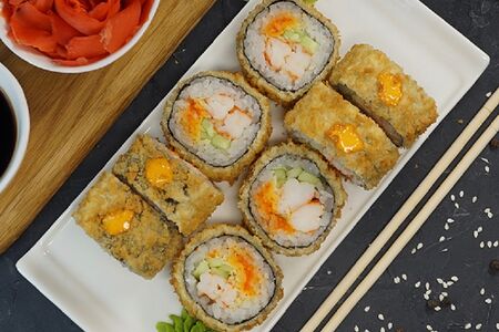 Горячий ролл Острый с креветкой и Пармезаном