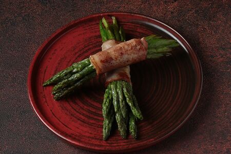 Спаржа в беконе гриль