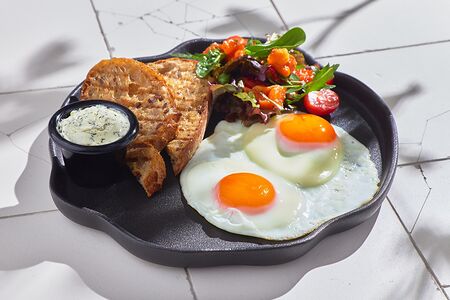 Яичница с овощным салатом