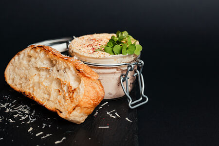 Риет из курицы с утиными потрошками и сырным муссом