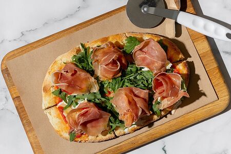 Пицца с пармой и бурратой