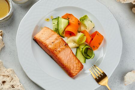 Лосось со слайсами из овощей