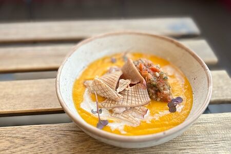 Тыквенное пюре, с кальмаром, сальсой из груши и томатов