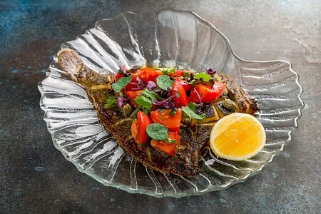 Камбала на гриле с сальсой из томатов