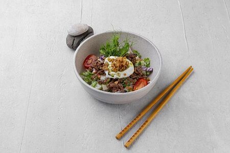 Салат с телятиной и яйцом пашот