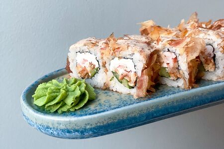 Ролл Бонито с угрем и стружкой тунца