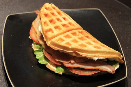 Тортилья с беконом на шпинатной вафле