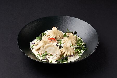 Мини-хинкали с мясной начинкой и перечным соусом