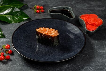 Гункан с лососем