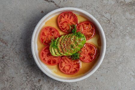 Сезонные томаты с авокадо и понзу