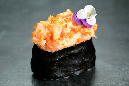 Гункан замес креветка, тобико