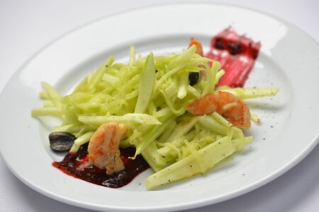 Салат со спагетти из цукини и креветкой