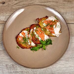 Драники с лососем  и творожным соусом