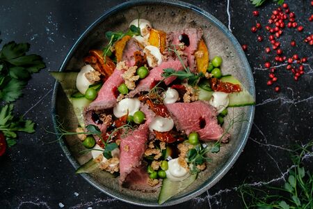 Салат с мраморной говядиной и вялеными томатами под яблочным айоли