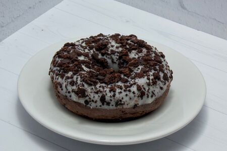 Пончик с ванильной начинкой и печеньем