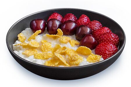 Каша с клубникой и черешней