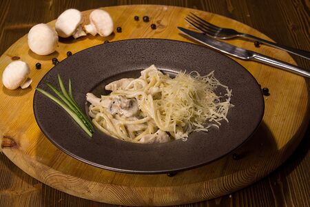 Паста с грибами и курицей