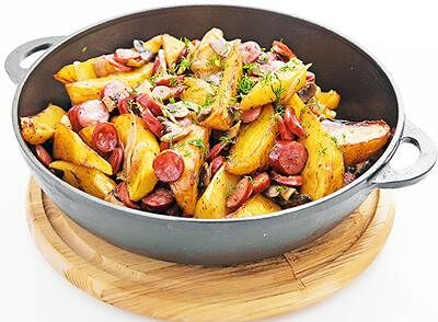 Картофельная сковорода с колбасками