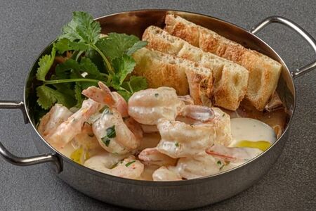 Креветки в сливочно-чесночном соусе