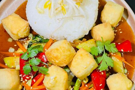 С тофу, соусом чили, зеленым луком и кинзой