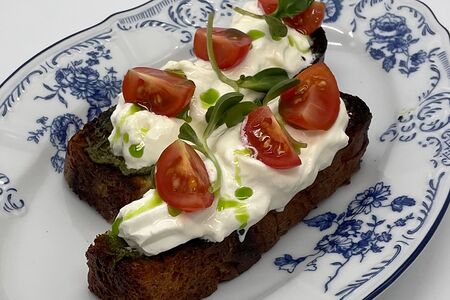 Брускетта со страчателлой и сливочным сыром