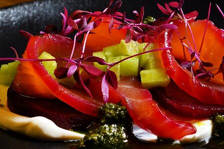 Печёная свёкла с лососем гравлакс