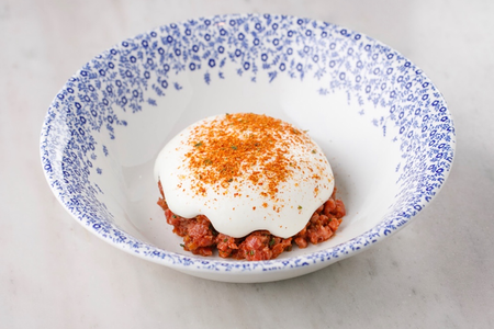 Тартар из говядины с вялеными томатами