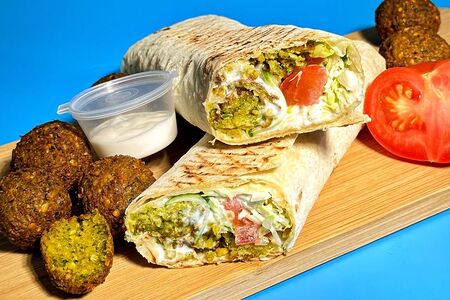 Большой фалафель в лаваше