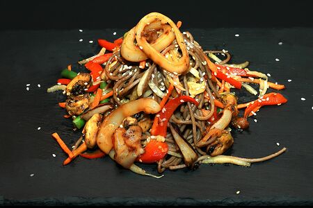 Лапша гречневая с морским коктейлем