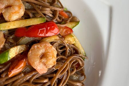 Гречневая паста с креветками и соусом мисо