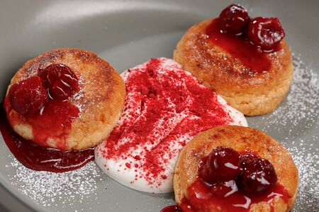 Сырники из топленого творога с вареньем