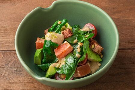 Салат с лососем холодного копчения и ореховой заправкой