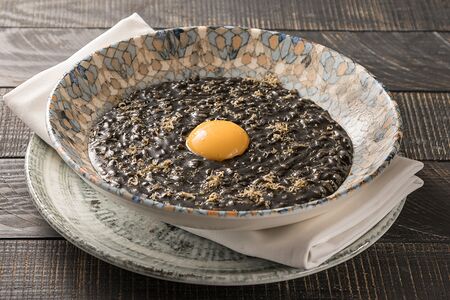 Черное ризотто с соусом из печеных овощей