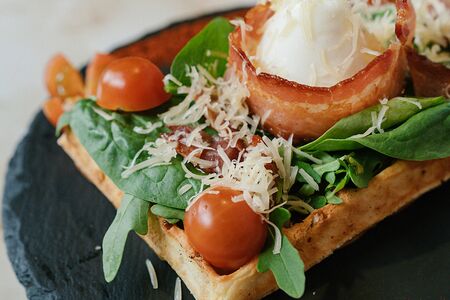 Вафля с беконом и яйцом пашот