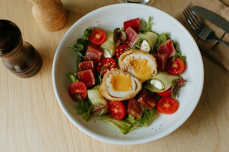 Салат с жареным тунцом, яйцом-фри и свежими овощами