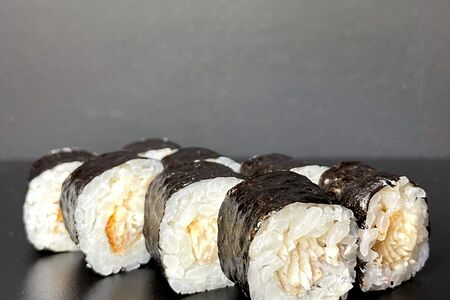 Угорь. Имбирь, васаби и соевый соус заказывается отдельно