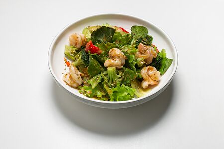 Зеленый салат с брокколи и креветками