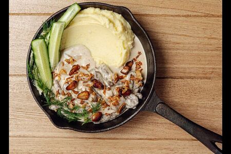 Бефстроганов с картофельным пюре