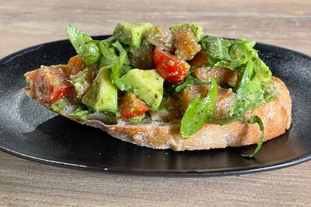 Брускетта с лососем