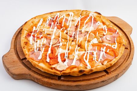 Пицца с ветчиной и грибами