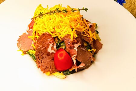 Шеф-салат с ростбифом и соусом Гриль