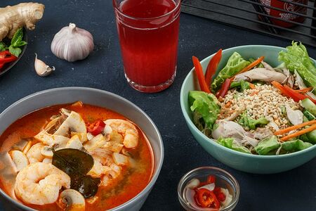Комбо №6: том ям, салат с курицей, морс