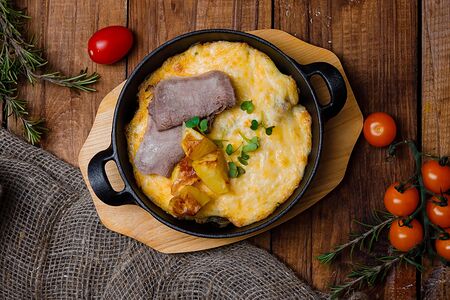 Язык, запеченный с картофелем и сыром