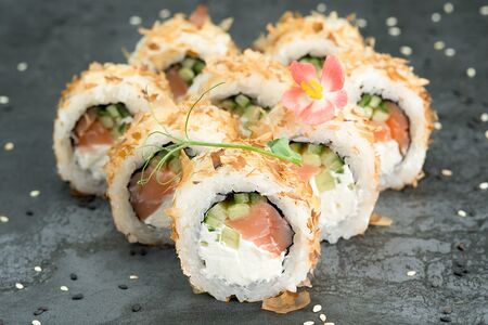 60. Малый бонито: копченый лосось, сыр, огурец