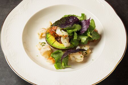 Запеченный авокадо с креветками