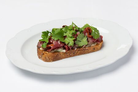 Брускетта с ростбифом и вялеными томатами