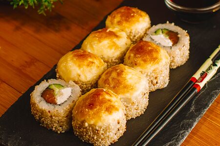 Запечённый ролл с лососем