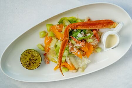 Салат с двумя видами краба и сливочно-икорным соусом