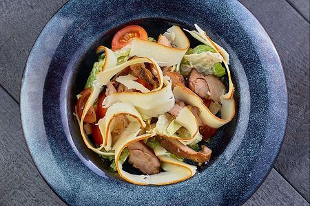 Салат с цыпленком и копченым сулугуни