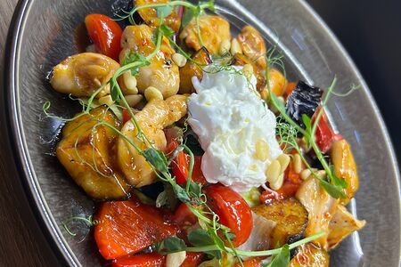 Салат с курицей и страчателлой